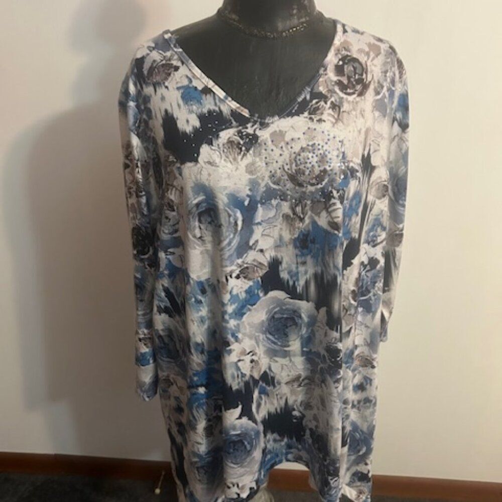 Catherines Blue/Gray/White Floral embellished 3/4 sleeves tunic. size 1X